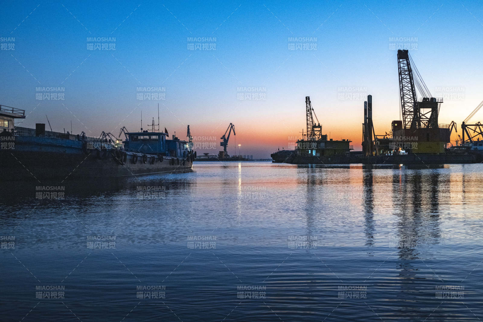 港口黄昏静谧景图片