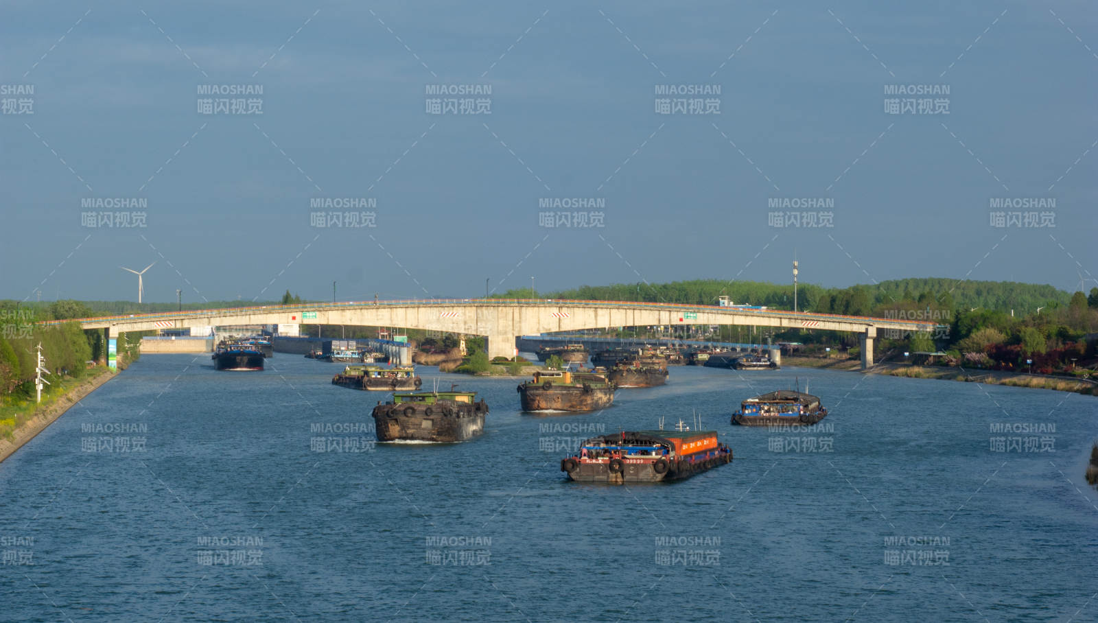 台儿庄大运河运河上的繁忙货船图片