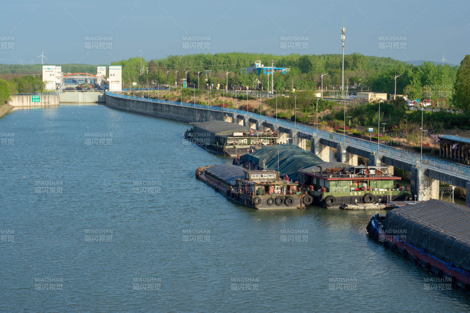台儿庄运河上的货船运输图片