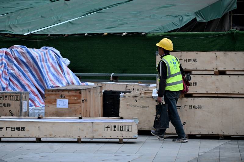 工地工人清早着急去上工图片