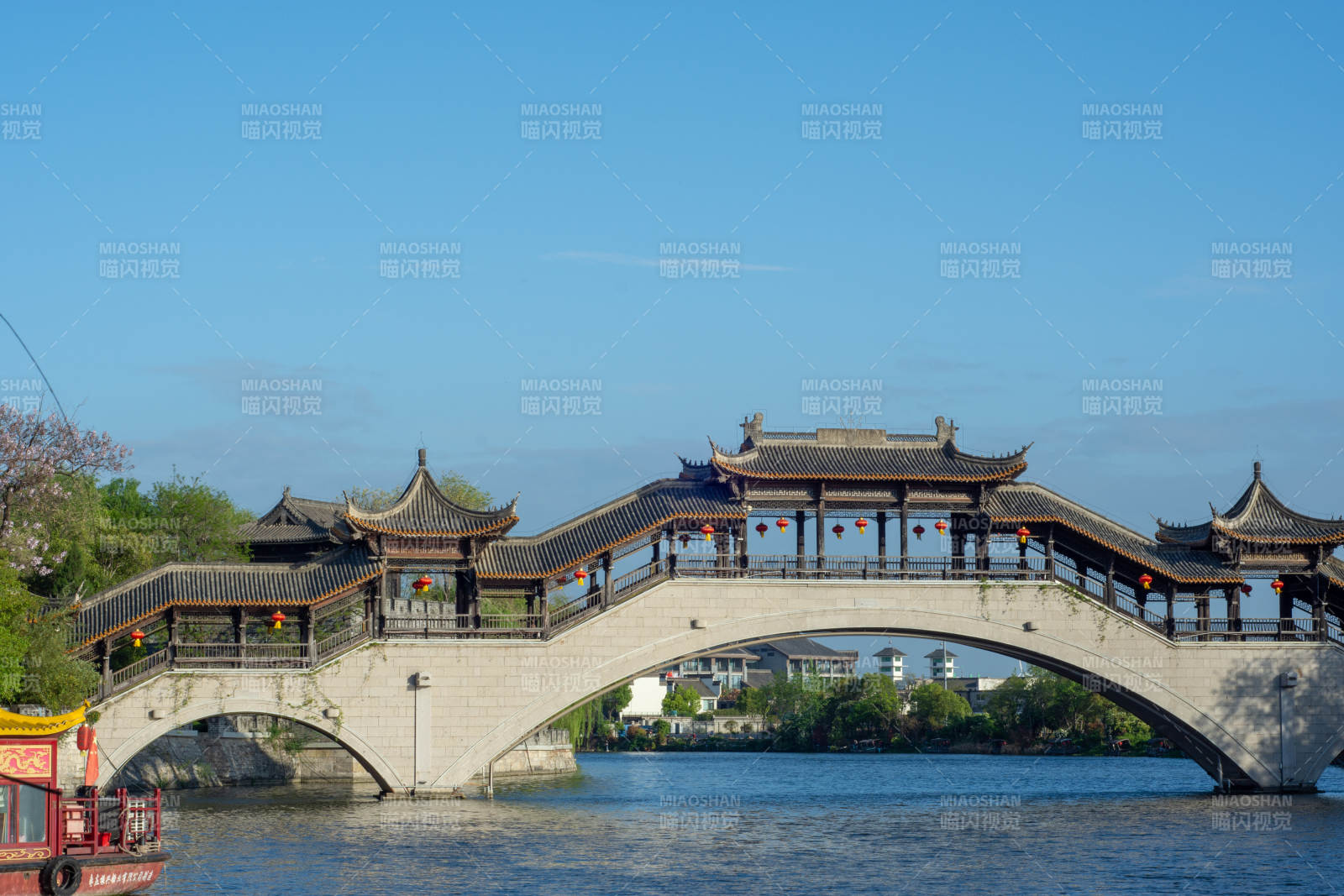 台儿庄古城古桥横跨碧水图片