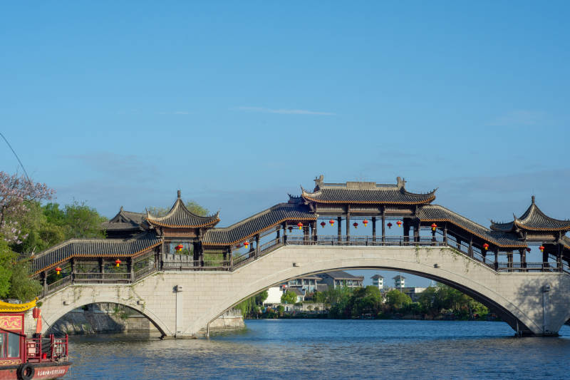 古桥横跨碧水图片