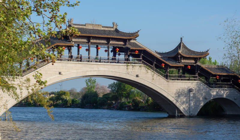 古桥映水 红灯高挂图片