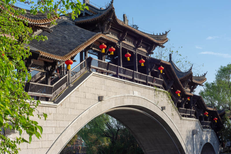 古桥飞檐挂红灯图片