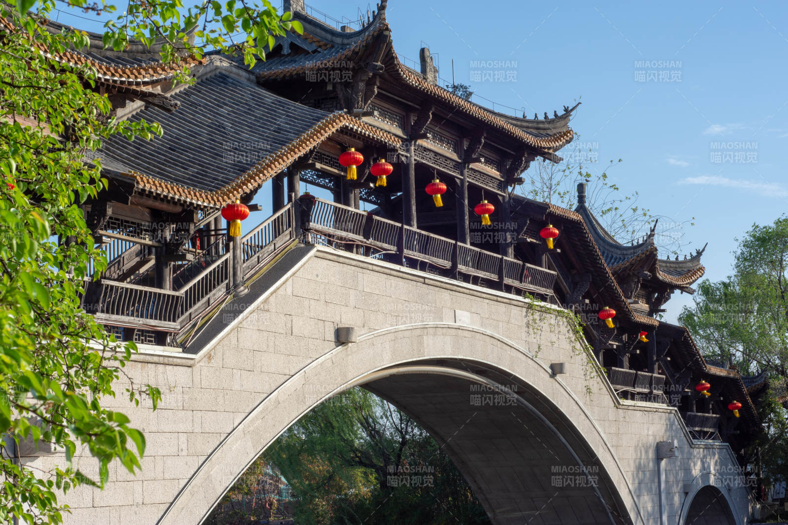 台儿庄古城步云桥飞檐挂红灯图片