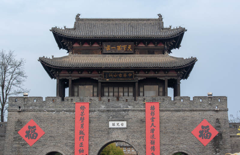 古城门迎春景象图片