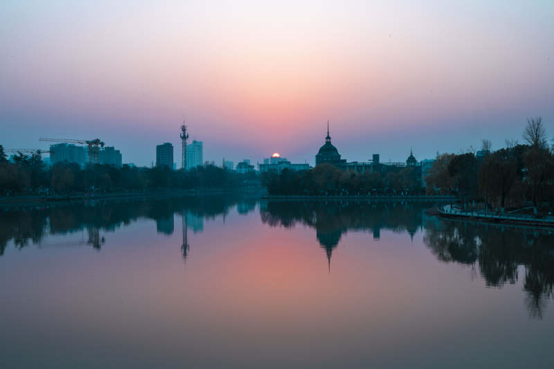 湖畔黄昏倒影图片