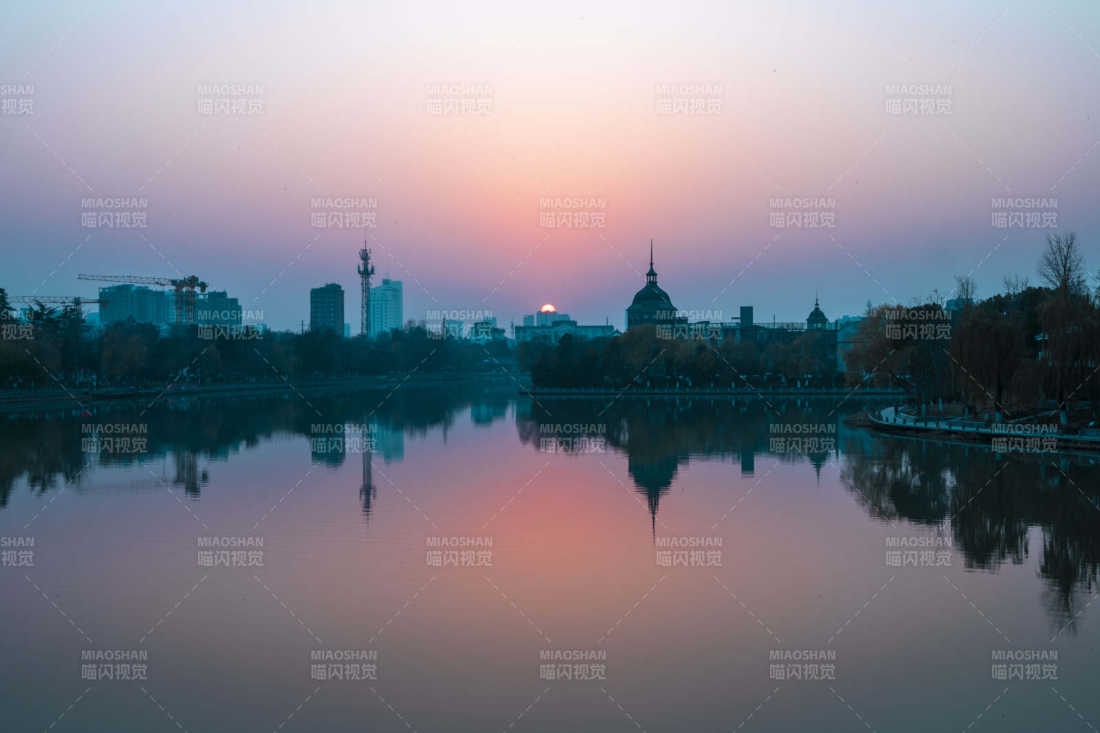 湖畔黄昏倒影图片