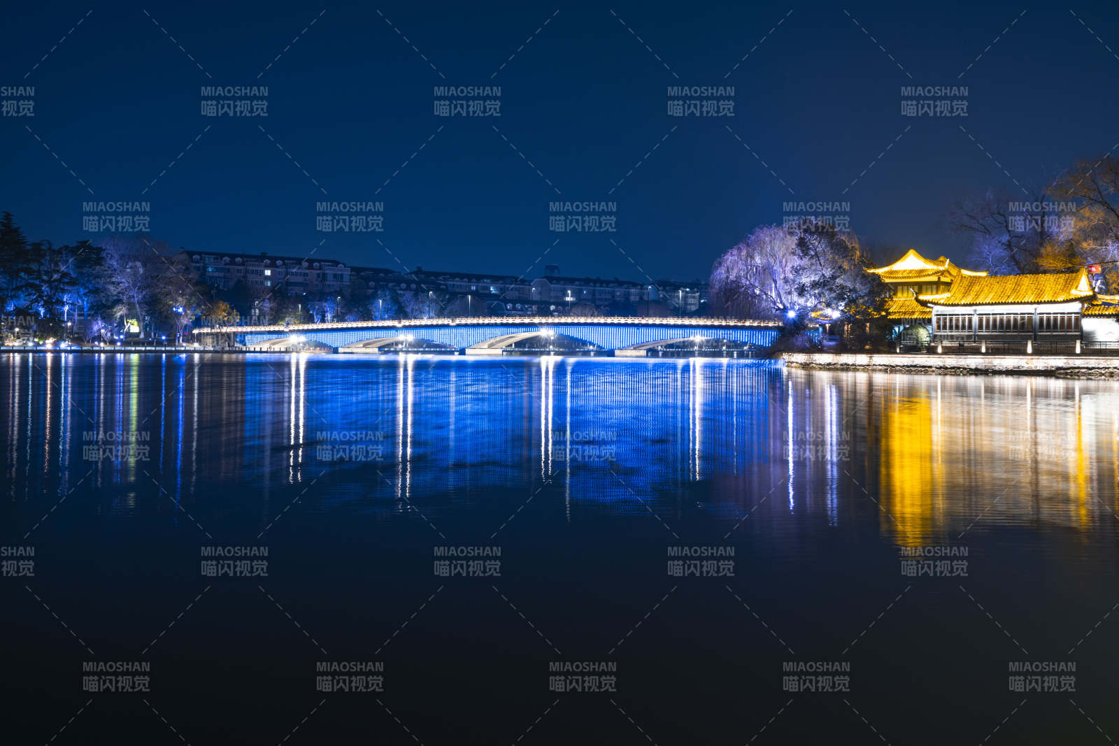 夜色中的湖桥美景图片