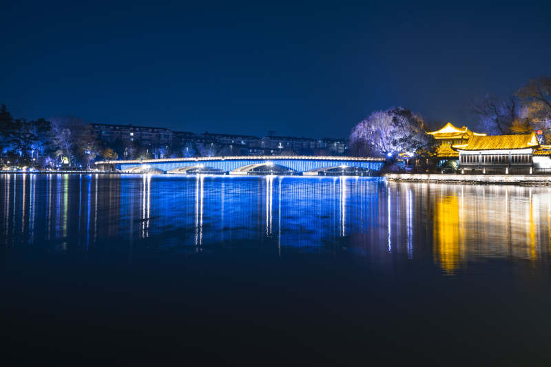 夜色中的湖桥美景图片