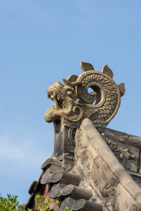 屋脊上的龙形雕塑图片