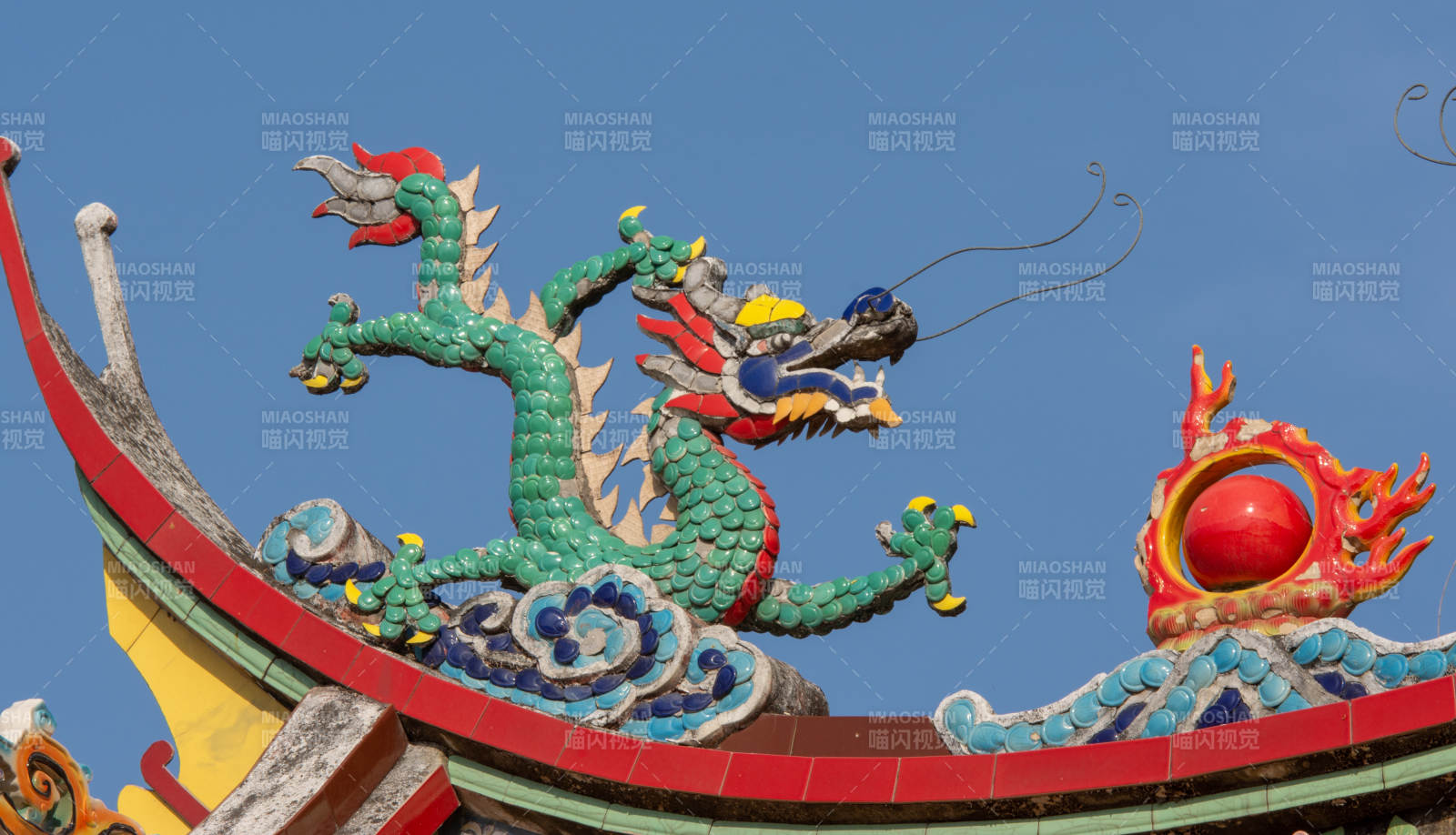 龙腾屋顶 祥云环绕图片