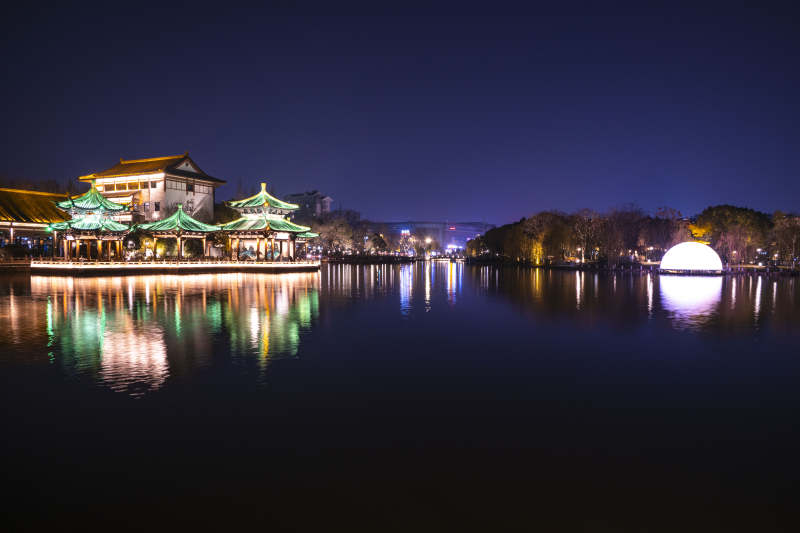 夜湖映亭 月影如梦图片