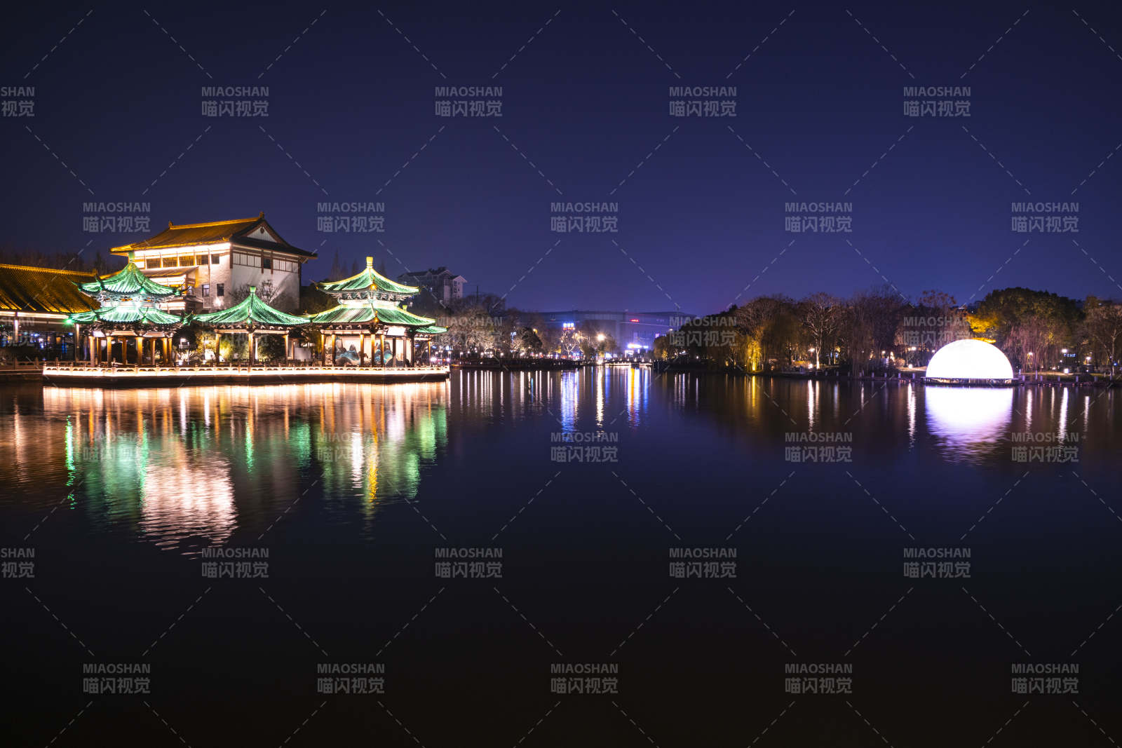 夜湖映亭 月影如梦图片