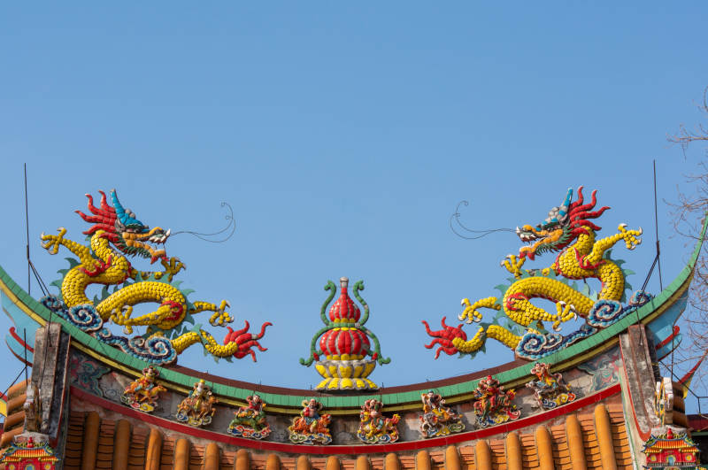 龙腾屋顶 祥云缭绕图片