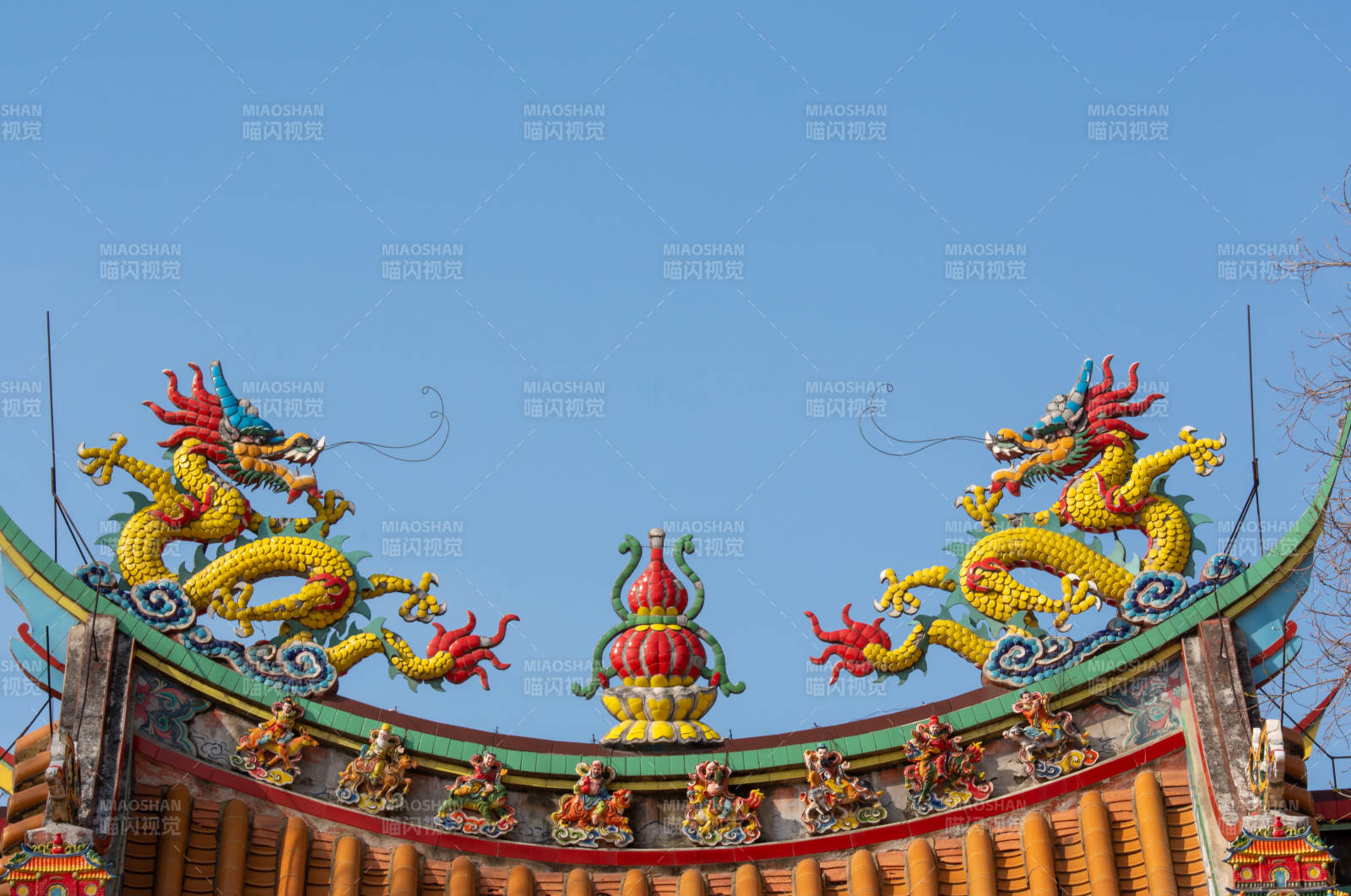 龙腾屋顶 祥云缭绕图片