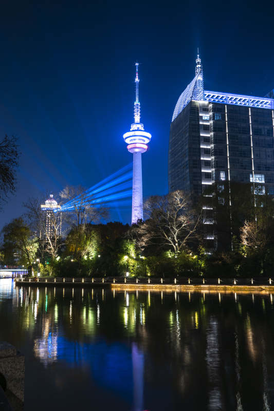 夜景塔光倒影图片