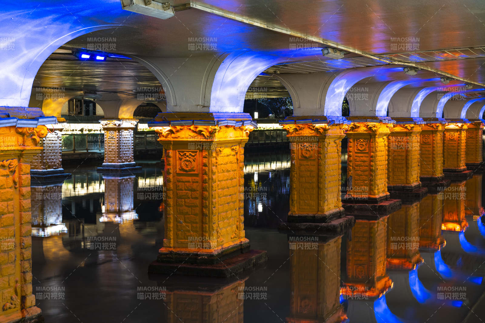 地铁站的金色柱廊图片