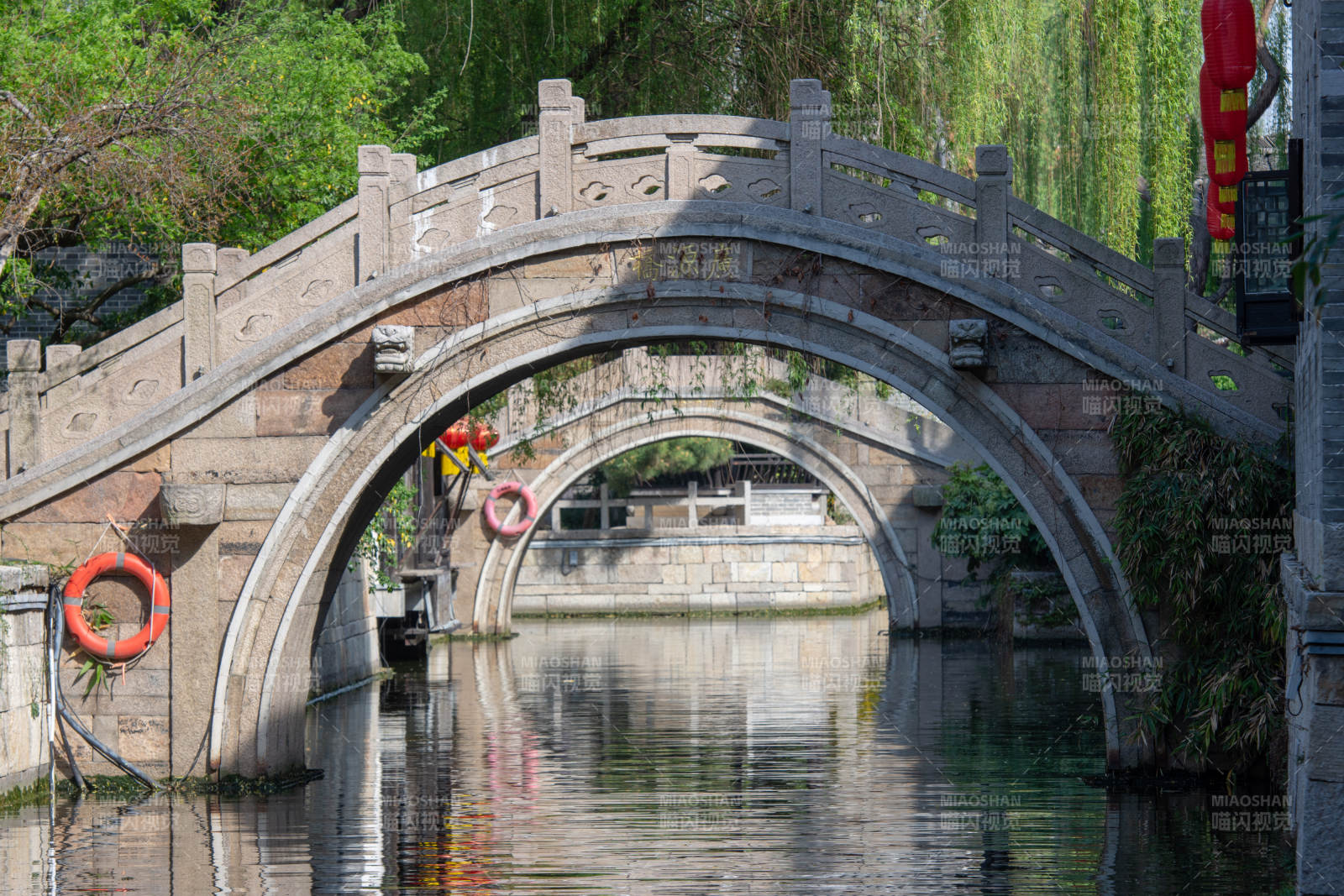 石桥映水 绿柳成荫图片