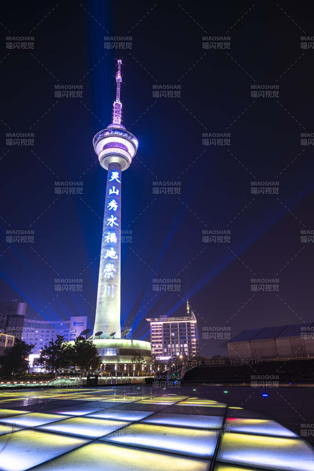 夜景塔光璀璨图片