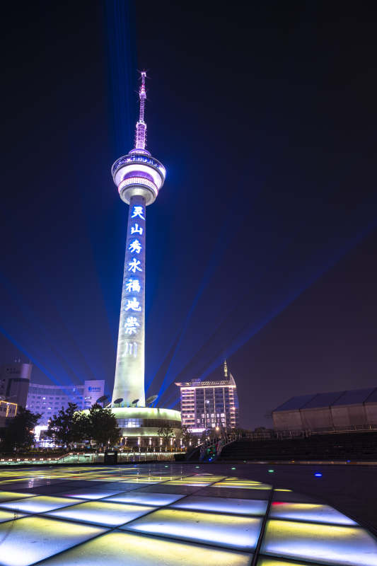 夜景塔光璀璨图片