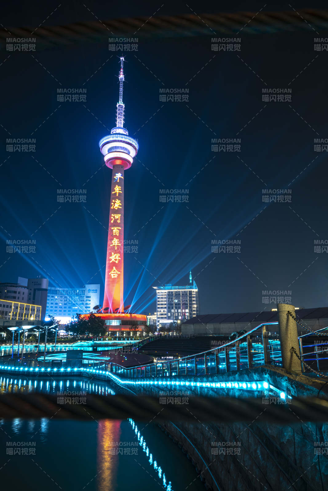 夜景塔光璀璨图片