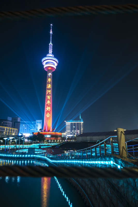 夜景塔光璀璨图片