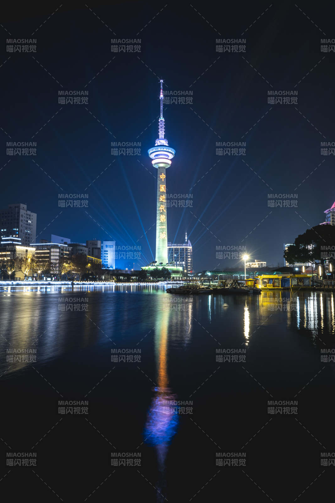 夜景塔影水光图片