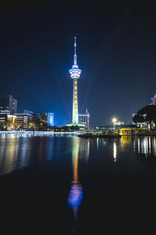 夜景塔影水光图片