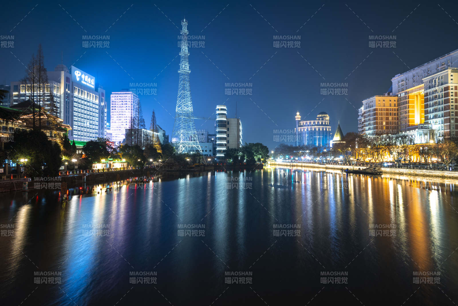 夜幕下的城市河景图片