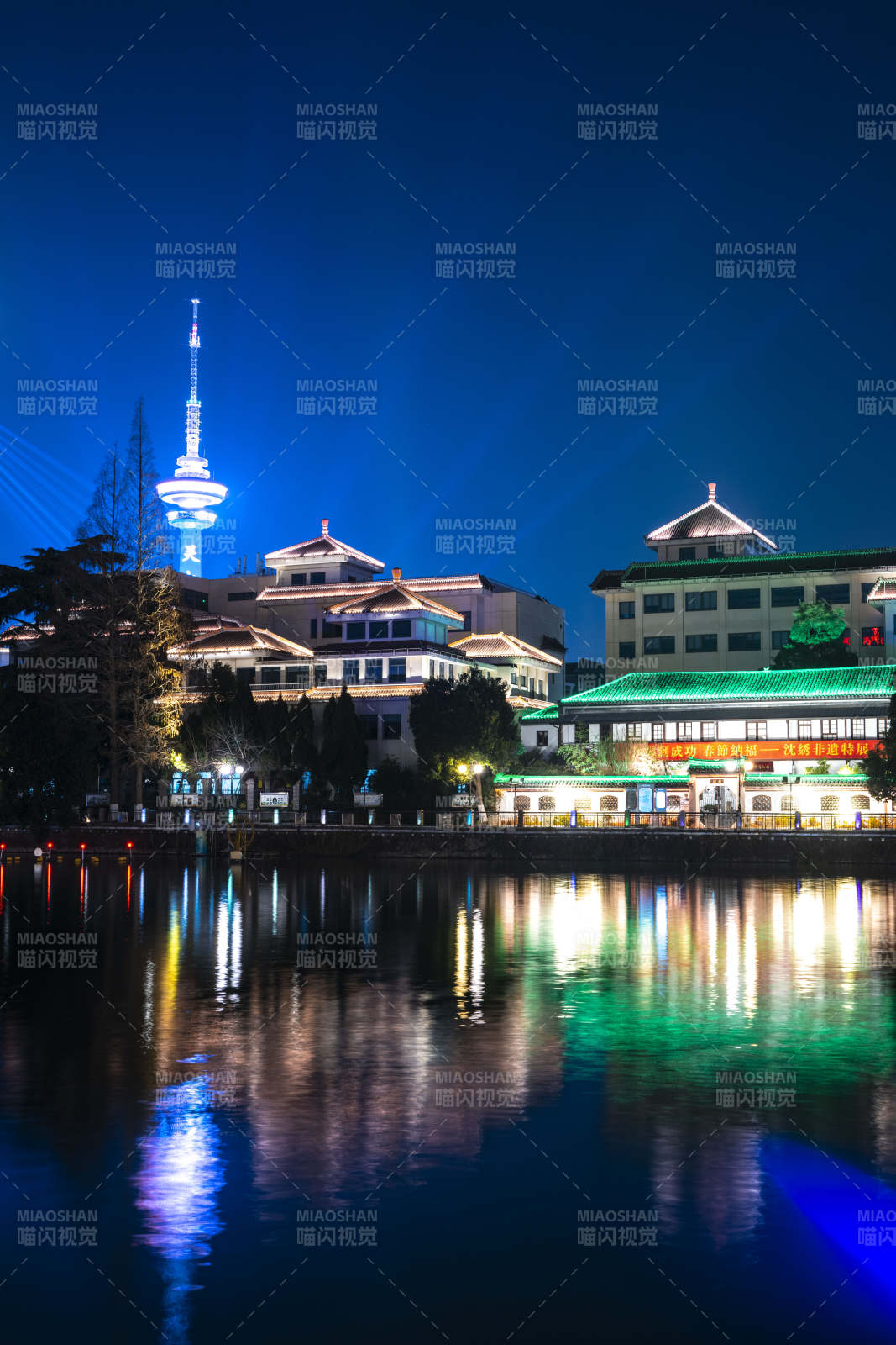 夜色中的城市倒影图片