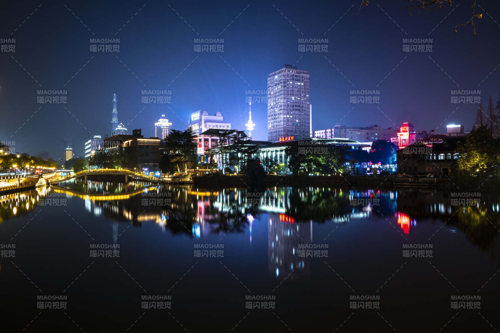 夜色中的城市倒影图片