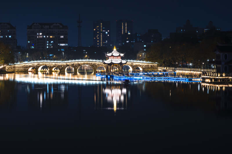 夜色中的拱桥美景图片