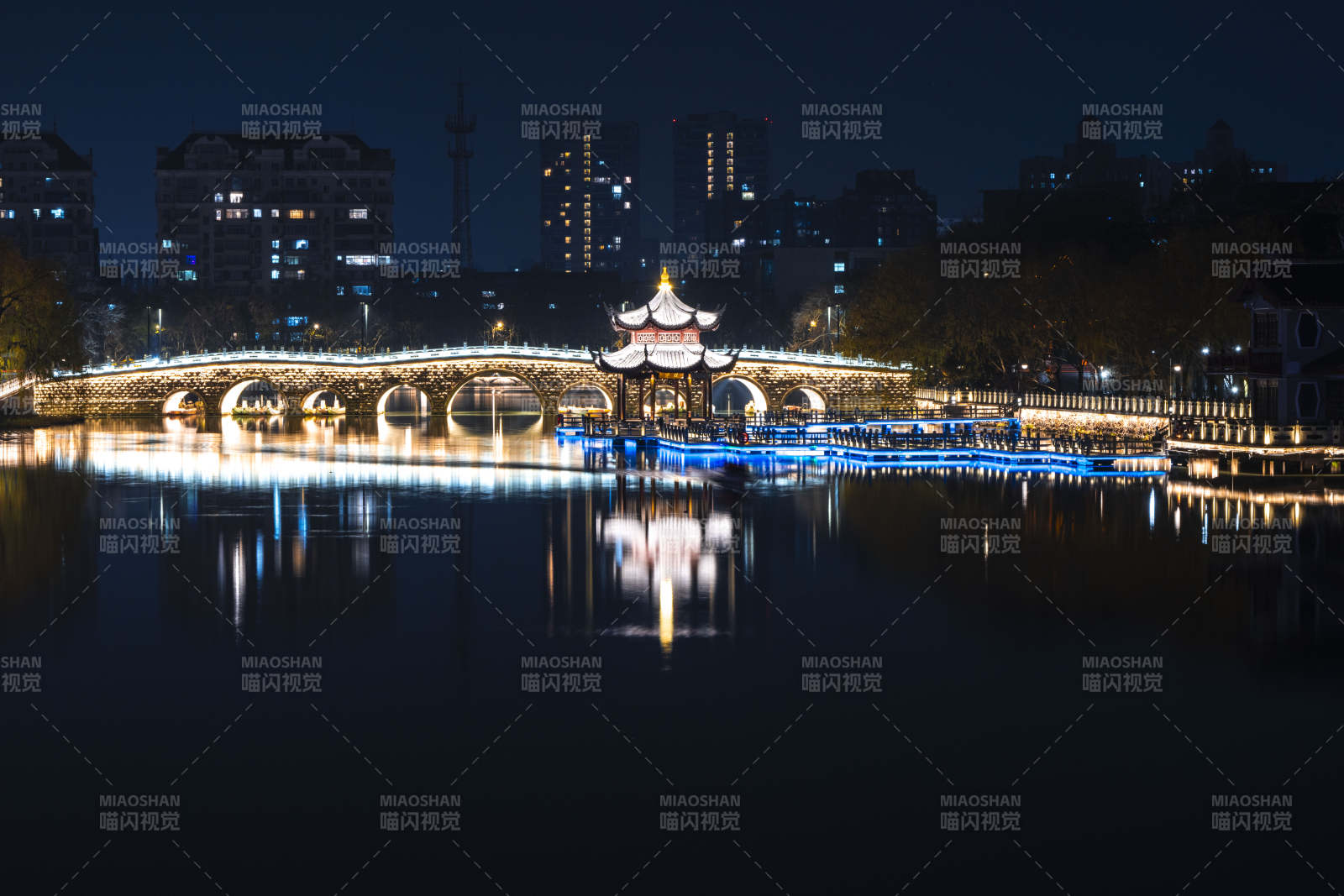 夜色中的拱桥美景图片