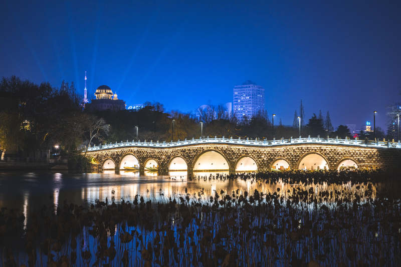 夜色中的拱桥美景图片