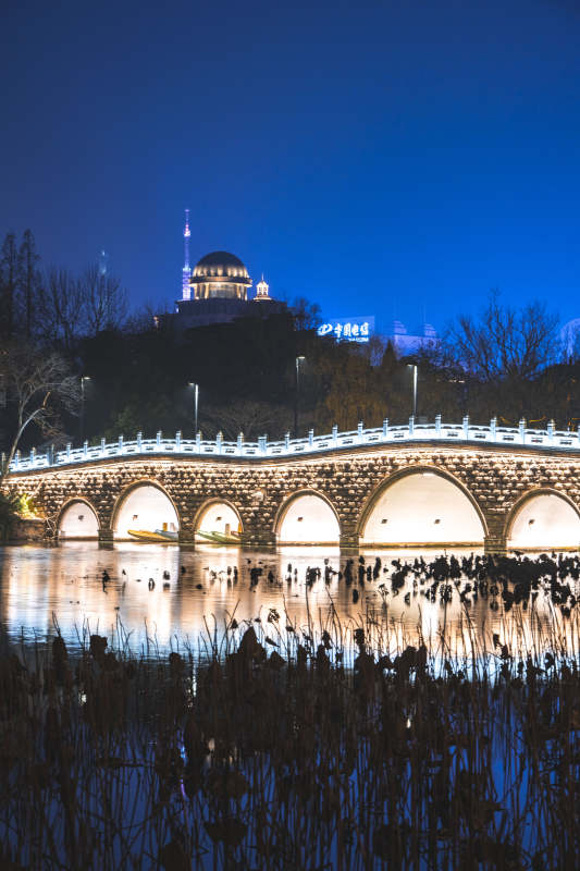 夜桥映水 灯火辉煌图片