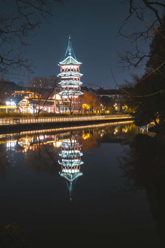夜色中的古塔倒影图片