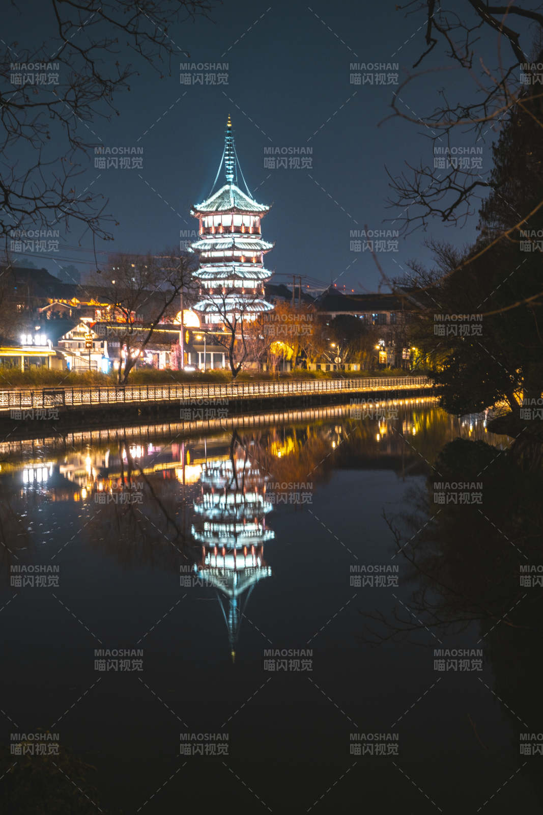 夜色中的古塔倒影图片
