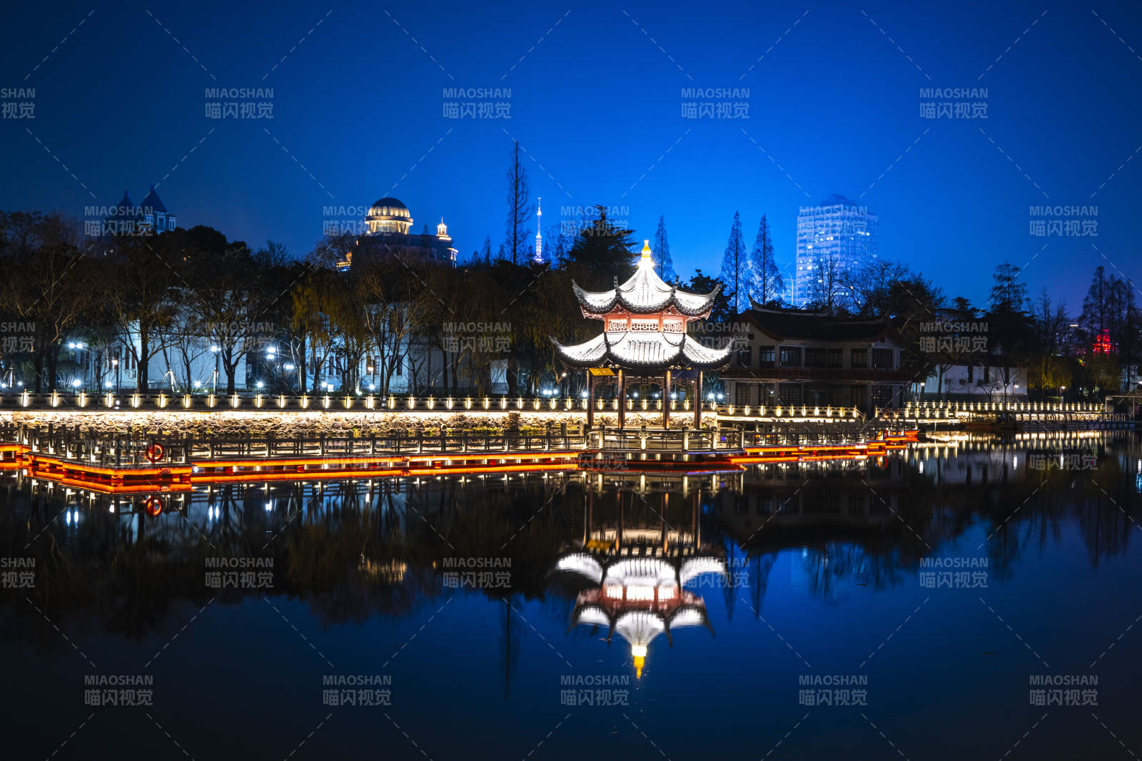 夜色中的亭台倒影图片