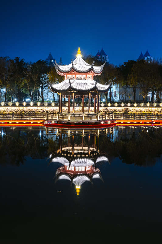 夜色中的亭台倒影图片