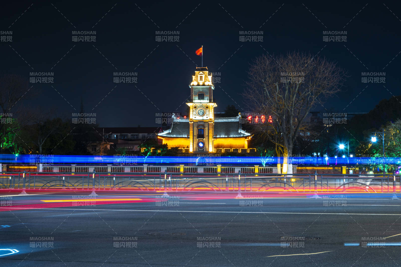 夜幕下的钟楼图片