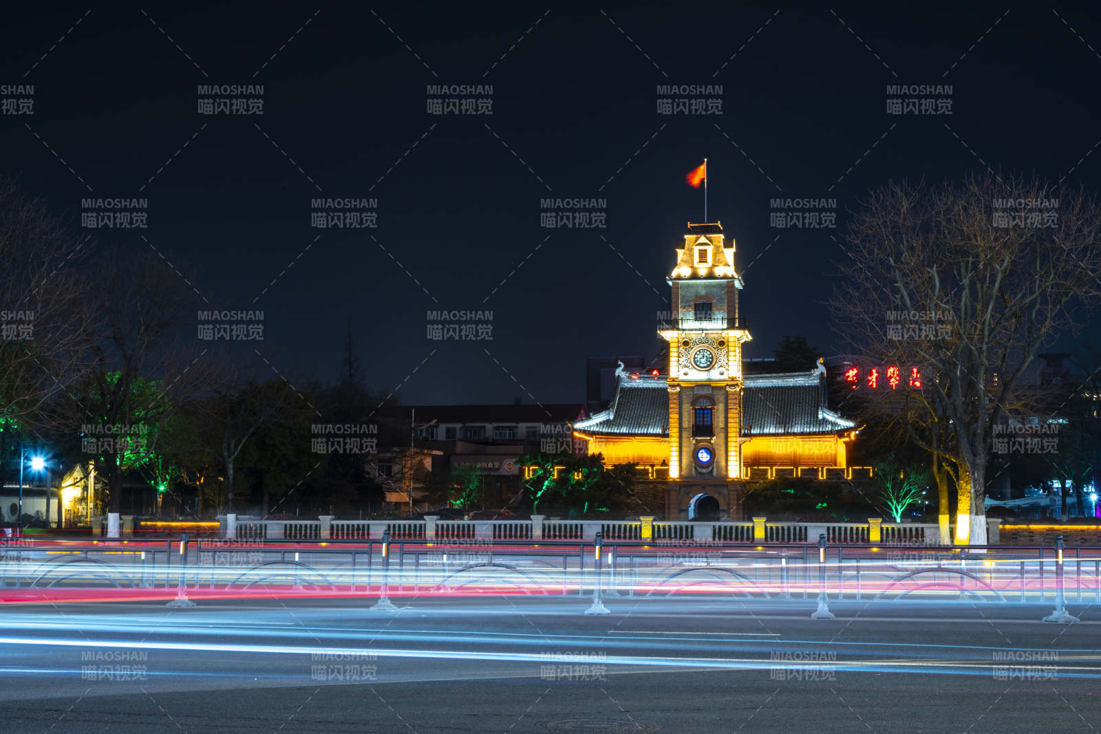 夜景钟楼灯光璀璨图片