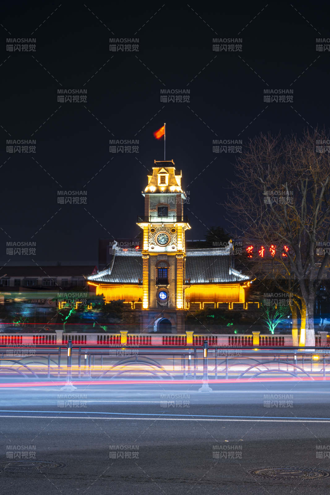 夜景钟楼灯火辉煌图片