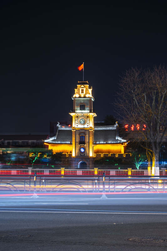 夜景钟楼灯火辉煌图片