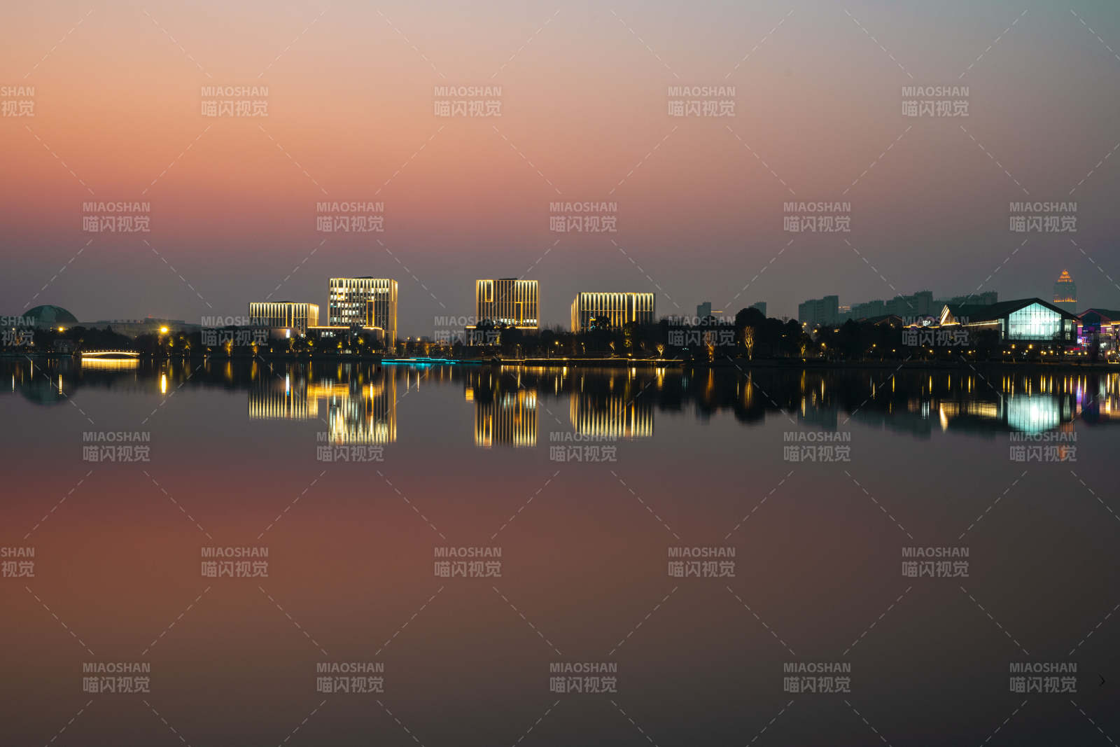 湖畔夜景倒影图片