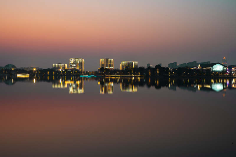 湖畔夜景倒影图片