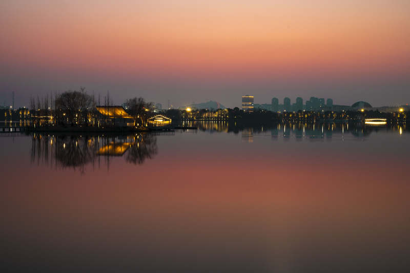 湖畔黄昏倒影图片