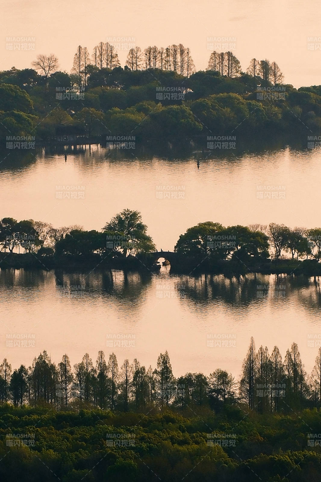 湖光山色映桥影图片