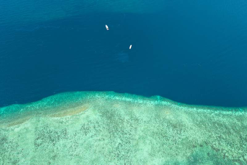 碧海珊瑚礁航拍图片