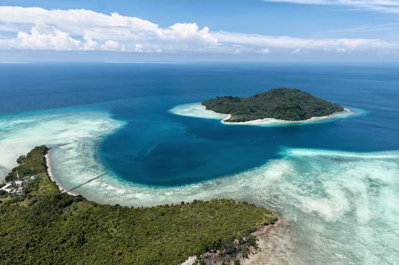 碧海环绕绿岛图片